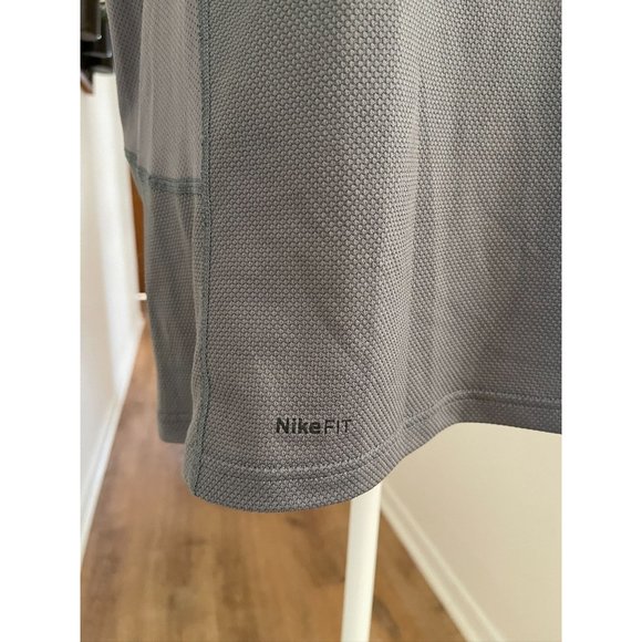 EUC Nike Fit Dry Crew Neck Work Out Training Performance - Picture 2 of 5